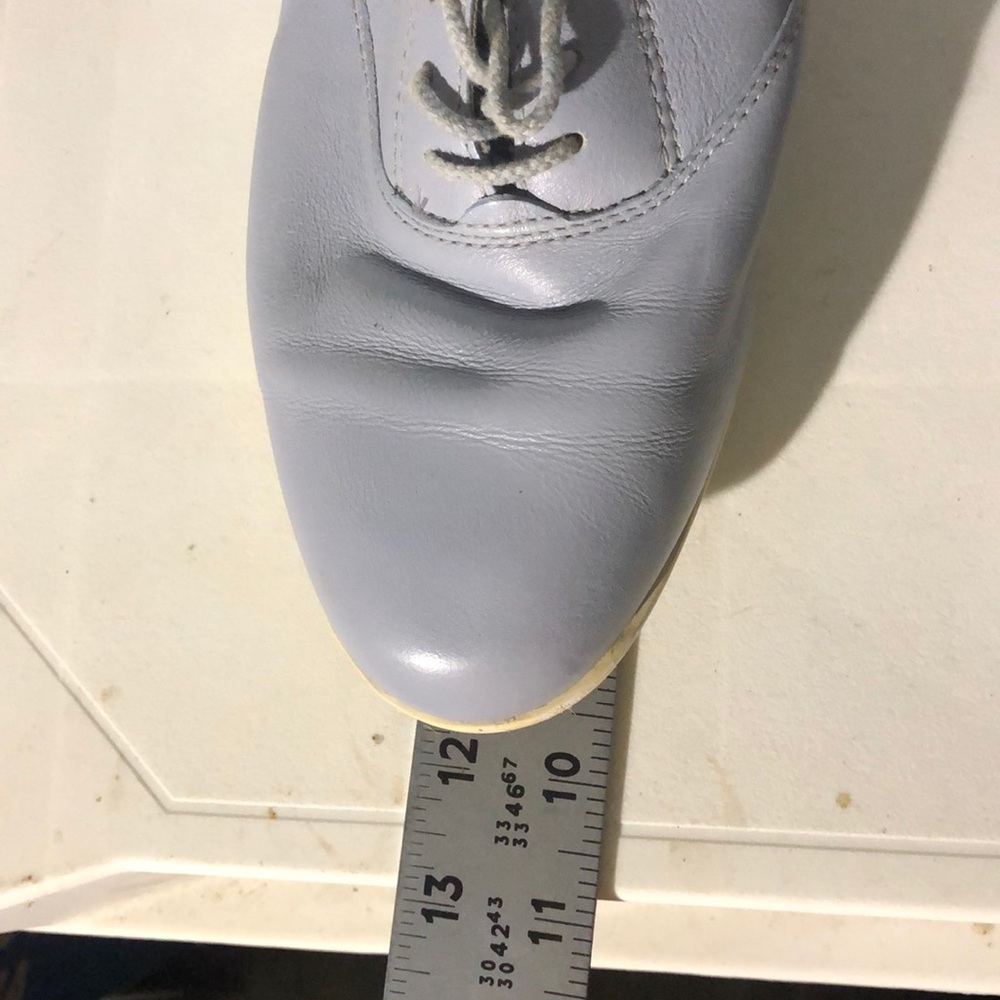 12 b/2a Easy Spirit light purple tie up loafers. - Picture 2 of 4